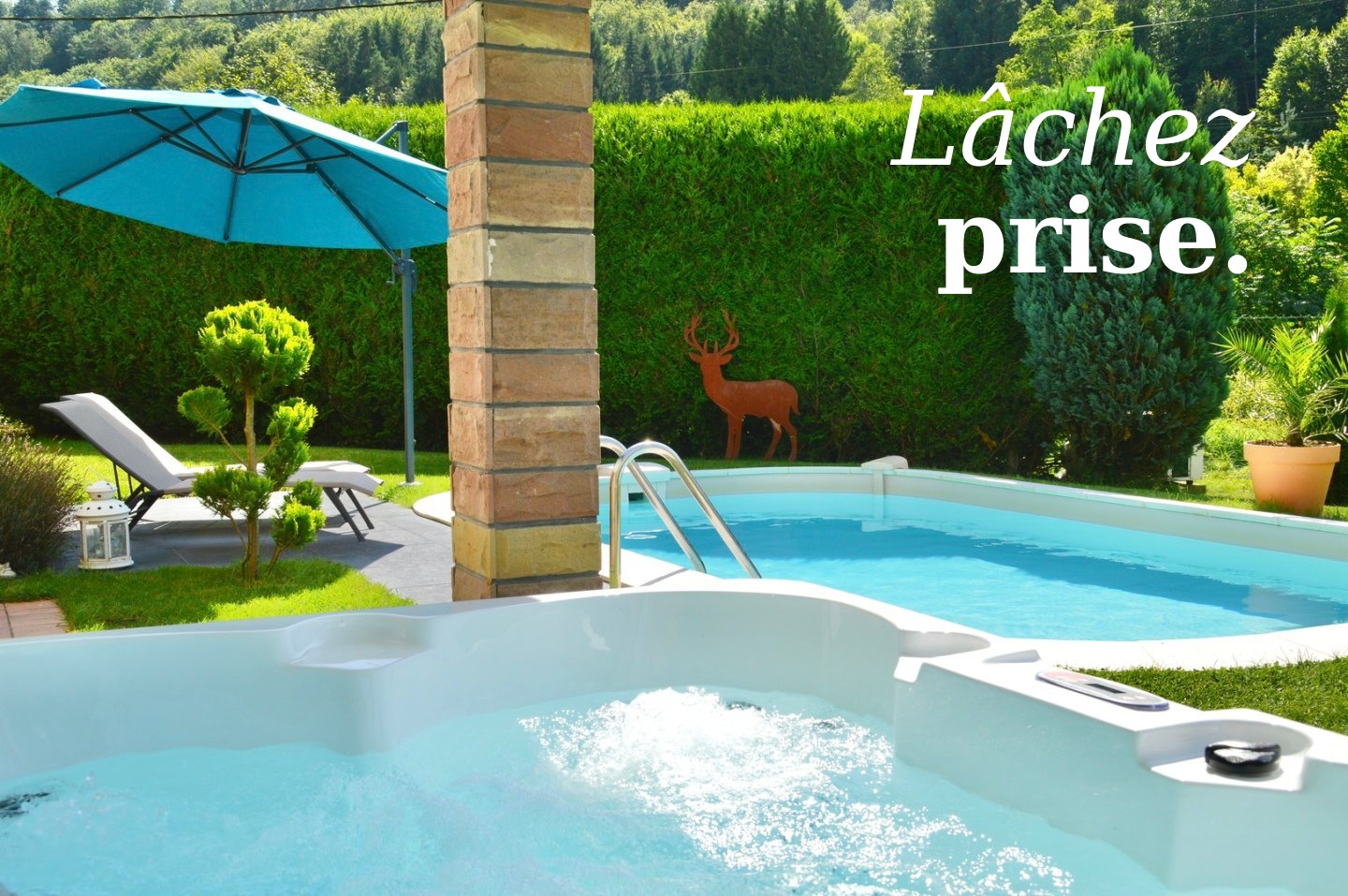 Jacuzzi et piscine dans le jardin – location vacances avec piscine privée Sturzelbronn